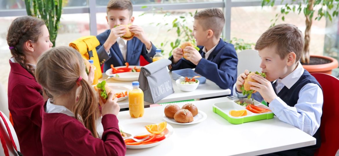 kids eating lunch in the cafeteria